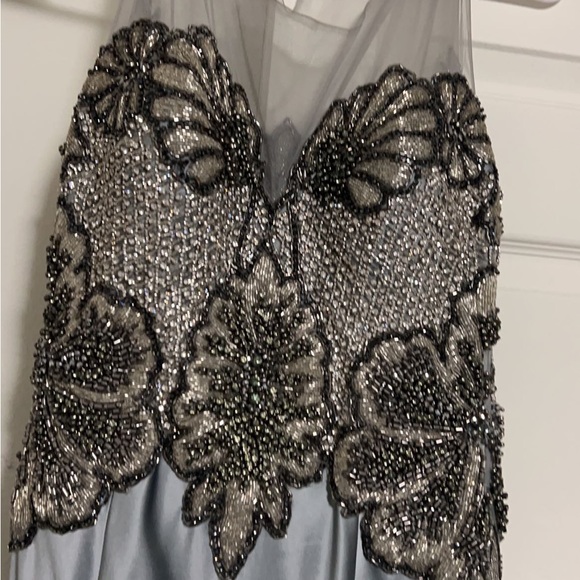 There is some stain and the dress that is washable, and it’s not noticeable - Picture 3 of 4